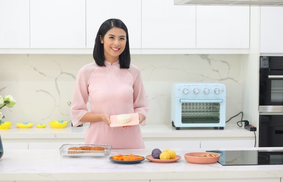 Hoa hậu Ngọc Hân làm bánh trung thu với lò nướng kiêm nồi chiên UNIE Q36