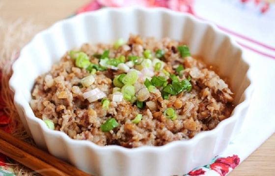 Hướng dẫn cách làm món thịt lợn hấp nấm lạ miệng thơm ngon