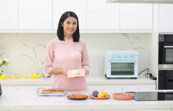 Hoa hậu Ngọc Hân làm bánh trung thu với lò nướng kiêm nồi chiên UNIE Q36