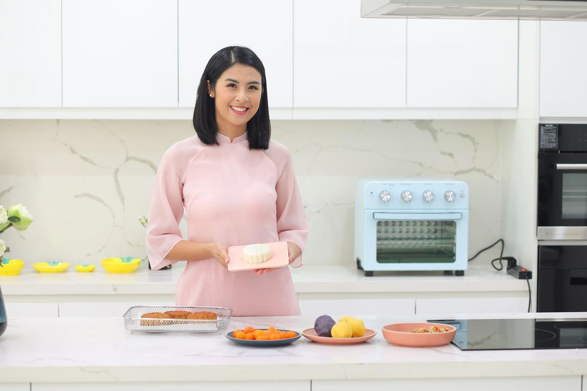 Hoa hậu Ngọc Hân làm bánh trung thu với lò nướng kiêm nồi chiên UNIE Q36